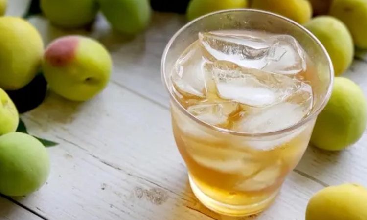 uống rượu mơ vào buổi tối