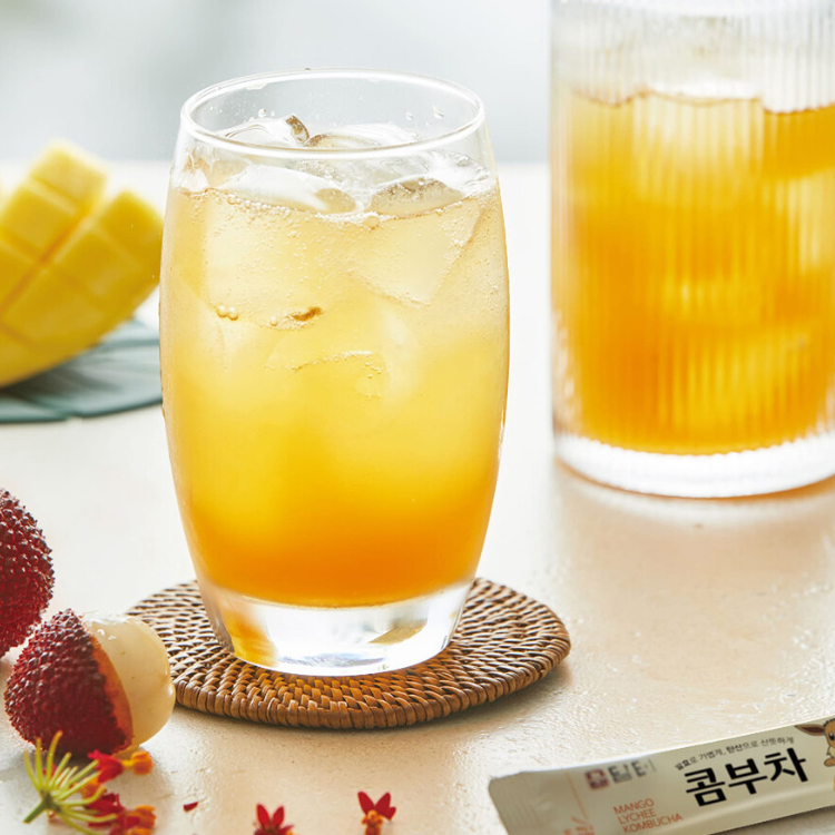 uống rượu mơ với đá