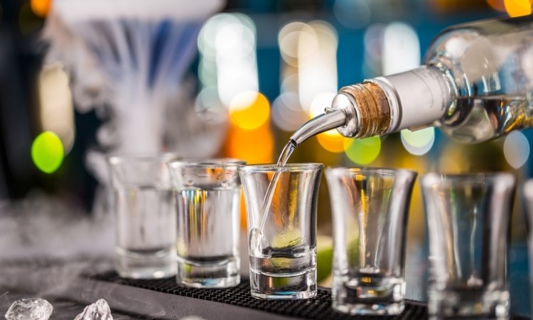 uống rượu vodka