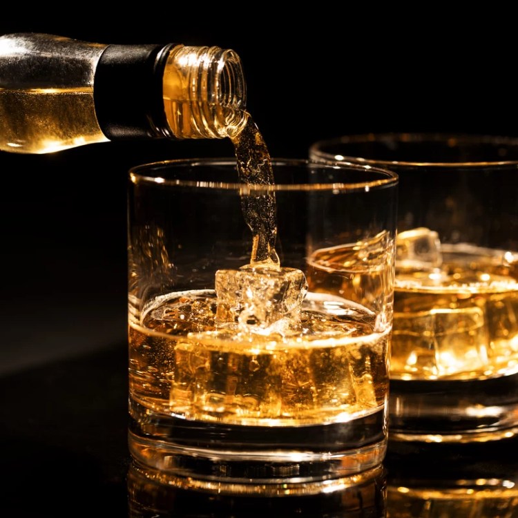 uống rượu whisky với đá