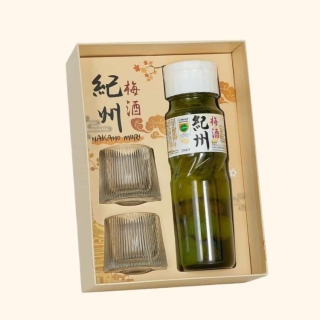 bên trong hộp quà tết rượu mơ kishu miiri
