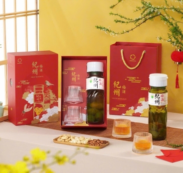 Hộp quà rượu mơ Umeshu Kishu Miiri có quả 720ml